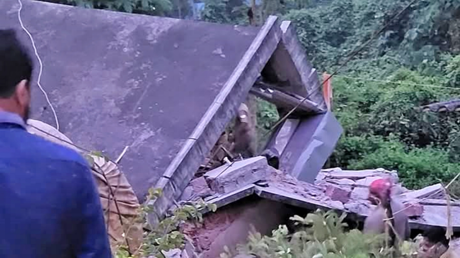 ACCIDENT IN PANDALAM PATHANAMTHITTA  വീടിന് മുകളിലേക്ക് ലോറി മറിഞ്ഞു  LORRY OVERTURNED ON A HOME  PATHANAMTHITTA ACCIDENT NEWS