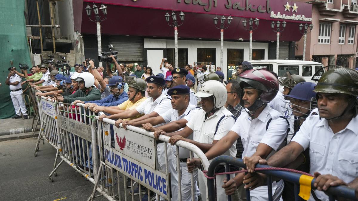 Police personnel barricade a road to stop ISF (Indian secular Front) activists from marching near the Bangladesh Deputy High Commission to protest over the arrest of Hindu monk Chinmoy Krishna Das in Bangladesh, in Kolkata