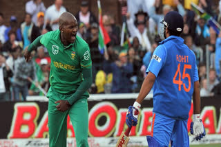 Former South African cricketers Lonwabo Tsotsobe, Thami Tsolekile, and Ethy Mbhalati have been arrested on corruption charges related to T20 match-fixing scandal.