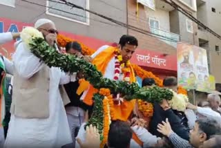 दिल्ली में देवेंद्र यादव का मंच टूटा