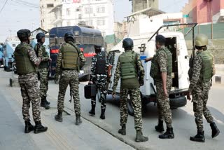 Paramilitary personnel and Special Operation Group (SOG) Commandos of Jammu and Kashmir police during an encounter with terrorists at Khanyar, Srinagar