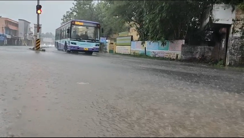 ஈசிஆர் சாலையில் சூழ்ந்துள்ள மழை வெள்ளம்