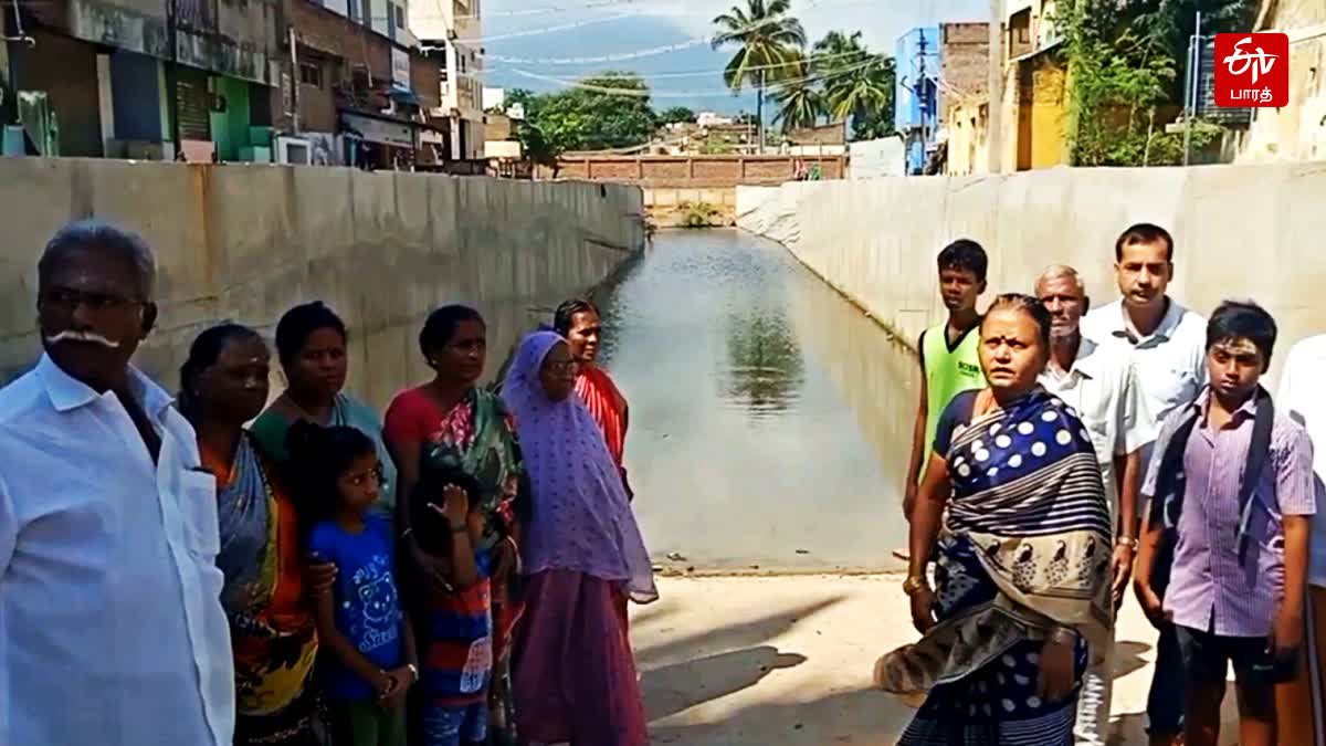 20அடிக்கும் மேலாக தேங்கி நிற்கும் மழைநீரை அகற்ற பொதுமக்கள் கோரிக்கை