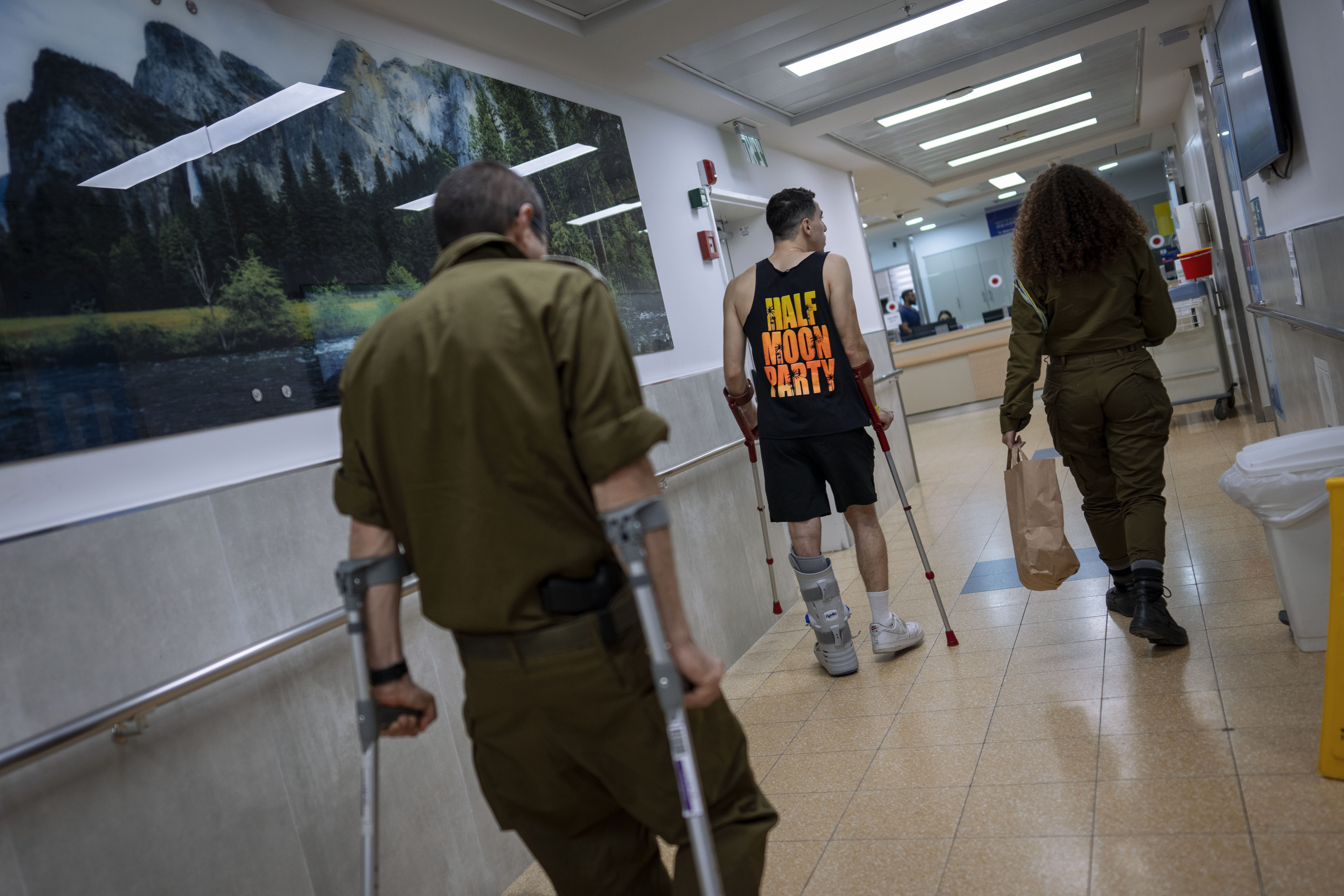 حماس کے ساتھ جنگ میں زخمی ہونے والے اسرائیلی فوجی اسرائیل کے شہر رامات گان میں واقع شیبا ہسپتال کے بحالی ڈویژن میں