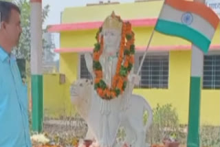 In memory of her daughter, Kaushal Patel has installed the statue of Bharat Mata in his daughter's school in Kanker. His daughter died in a road accident on December 23, 2021 while returning home for winter vacation. She often used to play the role of Bharat Mata in school.