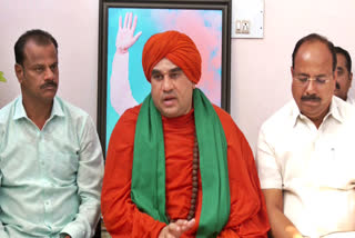 Basava Jayamrityunjaya Swamiji spoke at the press conference.