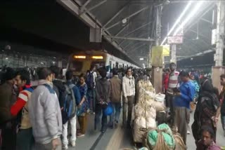 Train Service Disrupted in Howrah Station