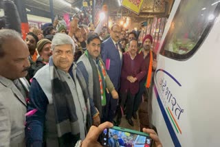 वंदे भारत में सवार यात्रियों का दिल्ली में किया स्वागत