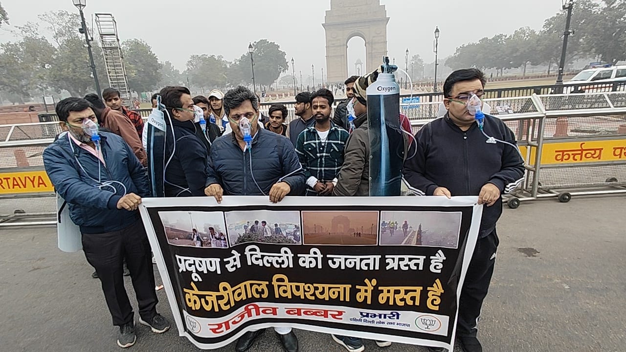 दिल्ली बीजेपी ने शुरु किया ऑक्सीजन मास्क अभियान, कहा- प्रदूषण से दिल्ली की जनता त्रस्त है केजरीवाल विपासना में मस्त हैं
