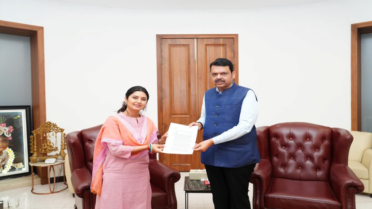 Actress Prajakta Mali meets CM Devendra Fandnavis