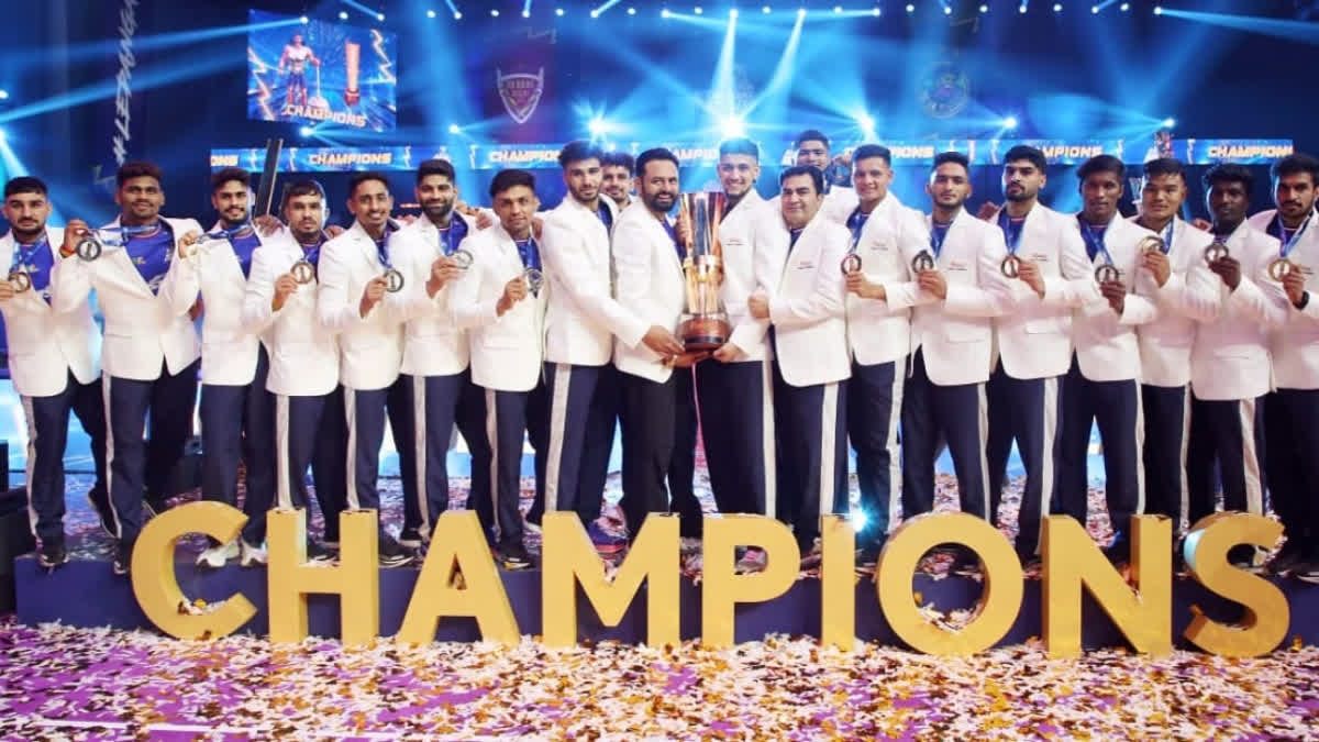 Haryana Steelers players with the Pro Kabaddi League Season 11 Trophy. This was their maiden PKL win.