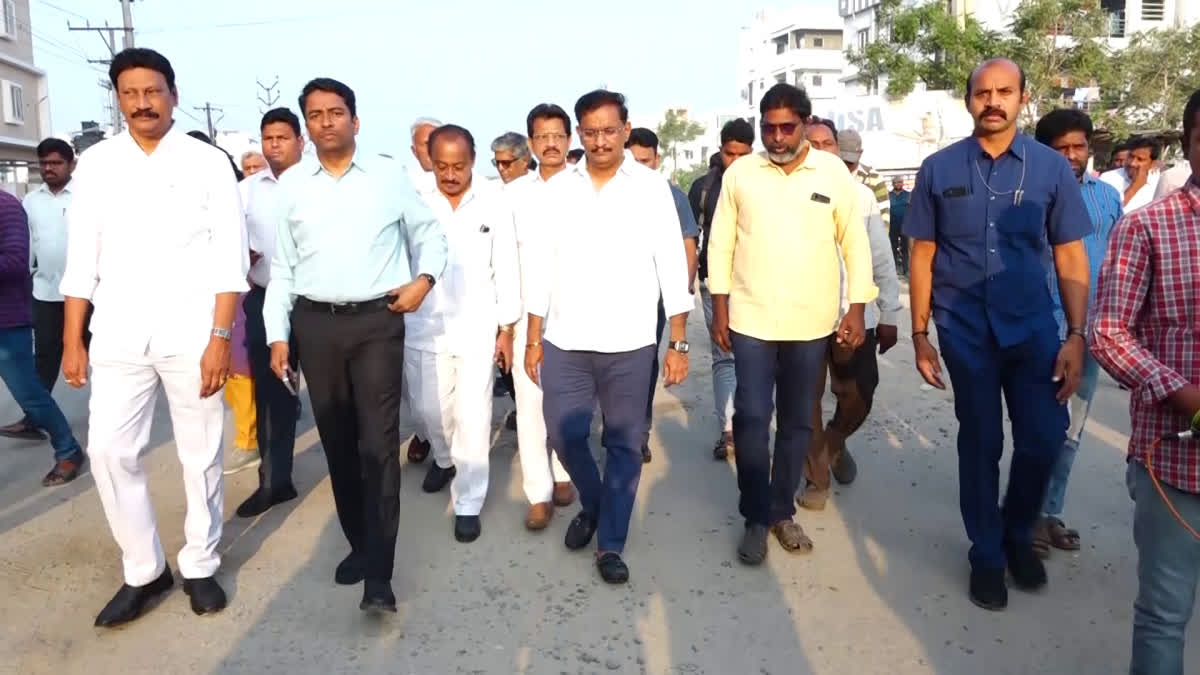 MP KESINENI VISIT AUTONAGAR ROADS IN VIJAYAWADA