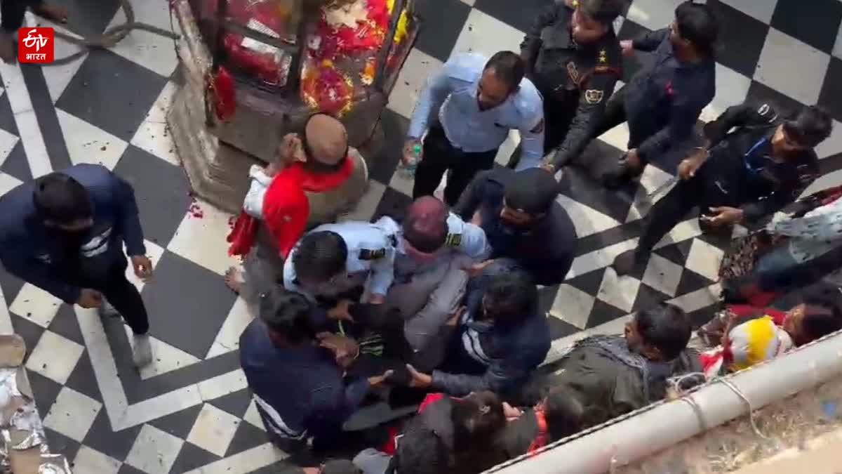 राधा रानी मंदिर में हैदराबाद के 2 श्रद्धालु बेहोश