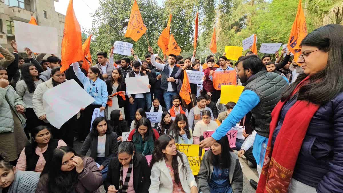 ABVP का तमिलनाडु भवन के बाहर प्रदर्शन