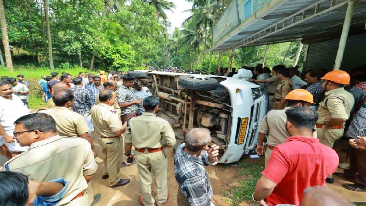 ACCIDENT DEATH KOZHIKODE  TOURIST BUS ACCIDENT IN KOODARANJI  ബസപകടത്തിൽ ആറ് വയസുകാരി മരിച്ചു  TOURIST BUS ACCIDENT IN KOZHIKODE