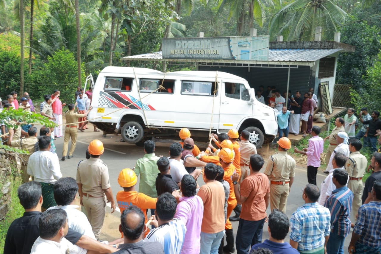 ACCIDENT DEATH KOZHIKODE  TOURIST BUS ACCIDENT IN KOODARANJI  ബസപകടത്തിൽ ആറ് വയസുകാരി മരിച്ചു  TOURIST BUS ACCIDENT IN KOZHIKODE