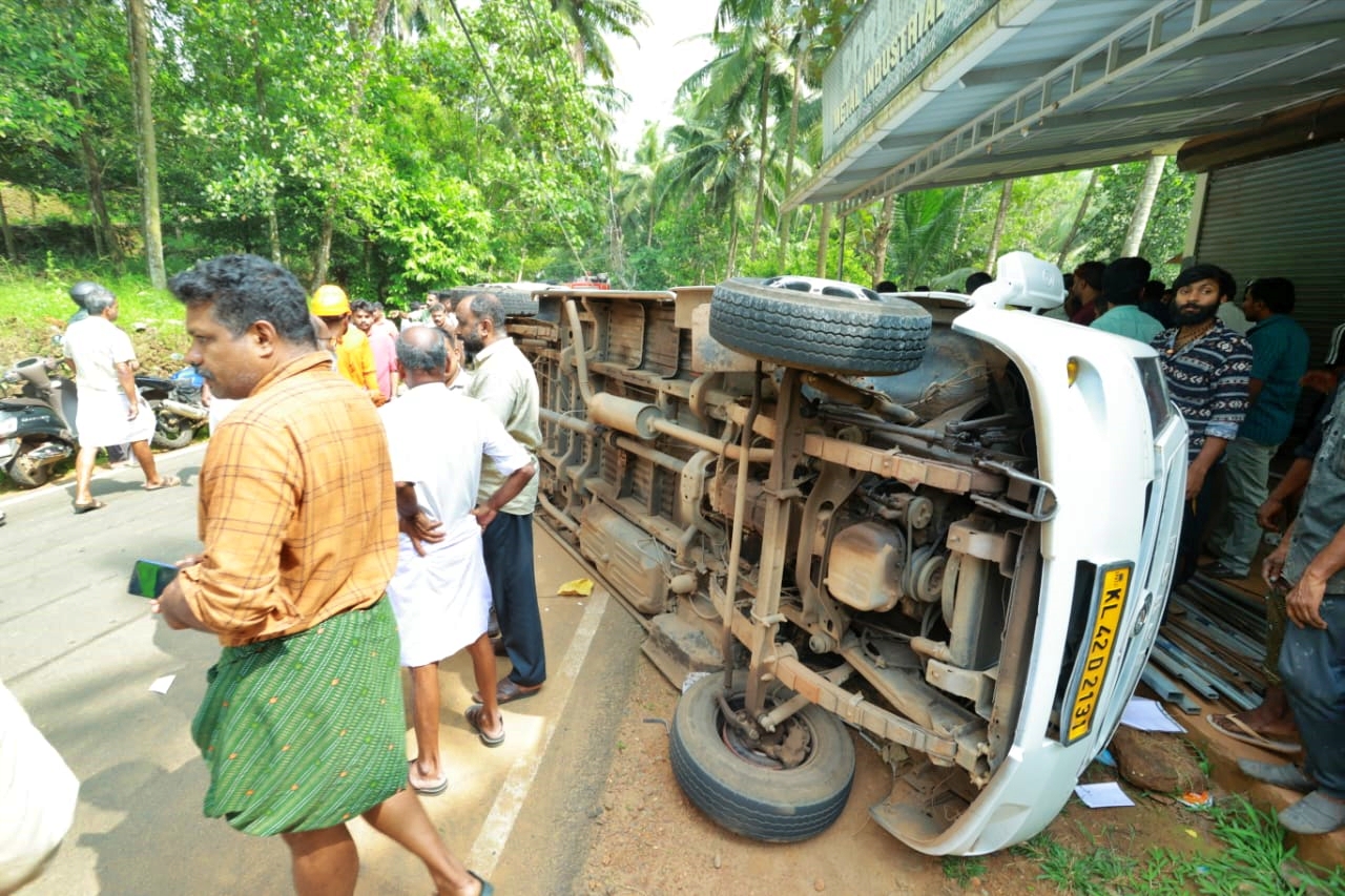 ACCIDENT DEATH KOZHIKODE  TOURIST BUS ACCIDENT IN KOODARANJI  ബസപകടത്തിൽ ആറ് വയസുകാരി മരിച്ചു  TOURIST BUS ACCIDENT IN KOZHIKODE