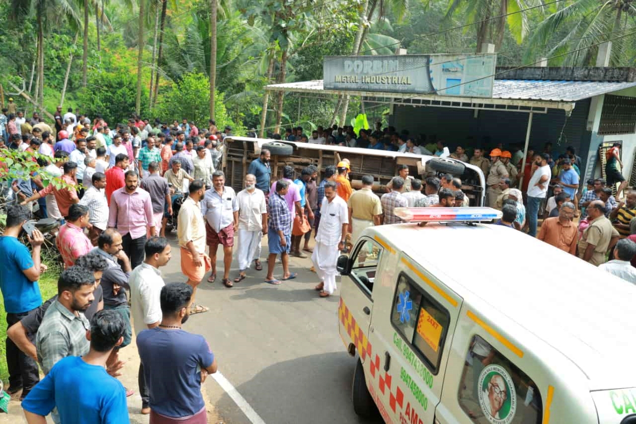 ACCIDENT DEATH KOZHIKODE  TOURIST BUS ACCIDENT IN KOODARANJI  ബസപകടത്തിൽ ആറ് വയസുകാരി മരിച്ചു  TOURIST BUS ACCIDENT IN KOZHIKODE