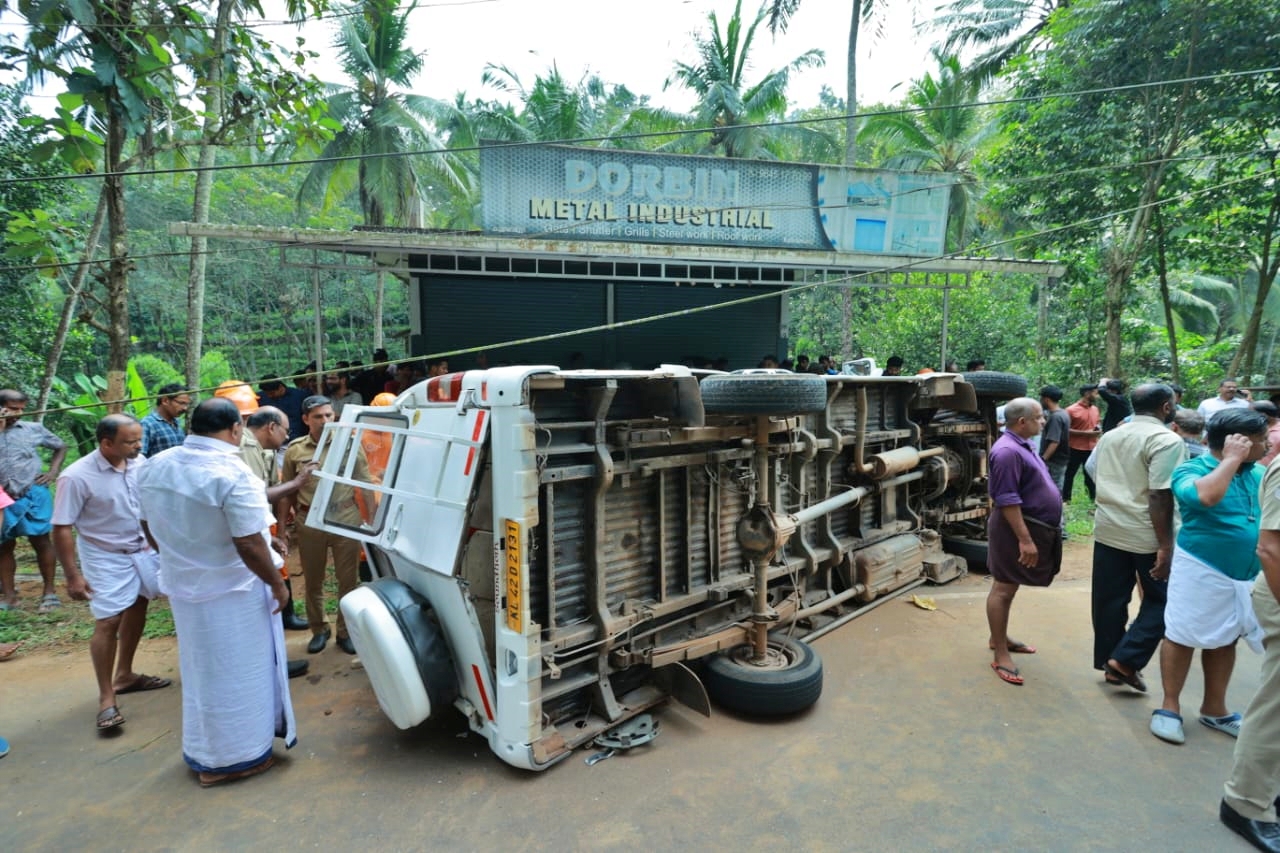 ACCIDENT DEATH KOZHIKODE  TOURIST BUS ACCIDENT IN KOODARANJI  ബസപകടത്തിൽ ആറ് വയസുകാരി മരിച്ചു  TOURIST BUS ACCIDENT IN KOZHIKODE