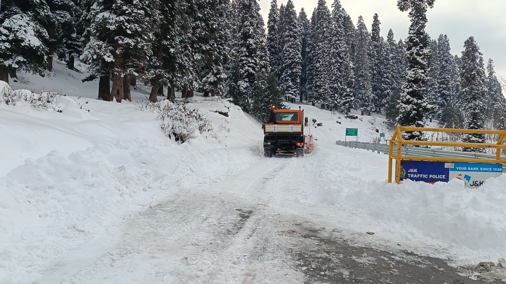 KASHMIR SNOWFALL  Heerpora to Peer Ki Gali  historic first snowfall  കശ്‌മീര്‍ മഞ്ഞുവീഴ്‌ച