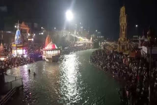 devotees-gathered-to-take-bath-in-ganga-on-last-somvati-amavasya