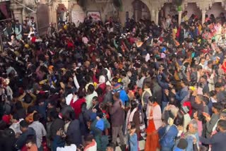 A huge crowd in front of the Radha Rani Temple in Barsana