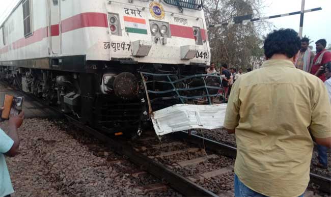 duranto express accident  duranto express accident in Andhra Pradesh  accident in Andhra Pradesh  ಹಳಿ ಮೇಲೆ ನಿಂತ ವಾಹನ  ರೈಲು ಗುದ್ದಿದ ರಭಸಕ್ಕೆ ಬೊಲೆರೋ ಅಪ್ಪಚ್ಚಿ  ಆಂಧ್ರಪ್ರದೇಶದಲ್ಲಿ ದುರಂತ ಘಟನೆ  ಎಕ್ಸ್​ಪ್ರೆಸ್​ ರೈಲುವೊಂದು ಬೊಲೆರೊ ವಾಹನಕ್ಕೆ ಡಿಕ್ಕಿ  ವಿಶಾಖಪಟ್ಟಣಕ್ಕೆ ಹೋಗುವ ದುರಂತೊ ಎಕ್ಸ್‌ಪ್ರೆಸ್  ಭೀಮಡೋಲು ಬಳಿ ರೈಲ್ವೆ ಗೇಟ್  ಪೊಲೀಸರು ಕಳ್ಳರ ಉದ್ದೇಶವನ್ನು ಗ್ರಹಿಸಿ