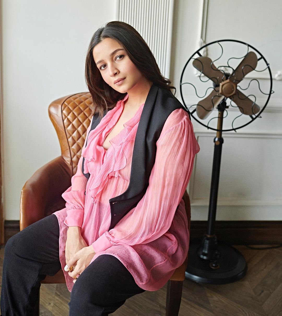 Alia Bhatt opts for simple no-makeup look and a breezy outfit as