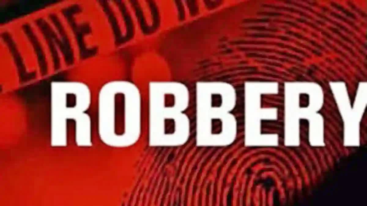 Robbery in Pretext of Census  Amravati Robbery  മോഷണം  കവര്‍ച്ച