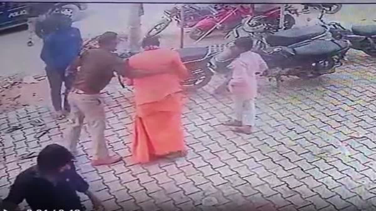 मंदिर में हो रही पूजा को पुलिस ने जबरन रुकवाया