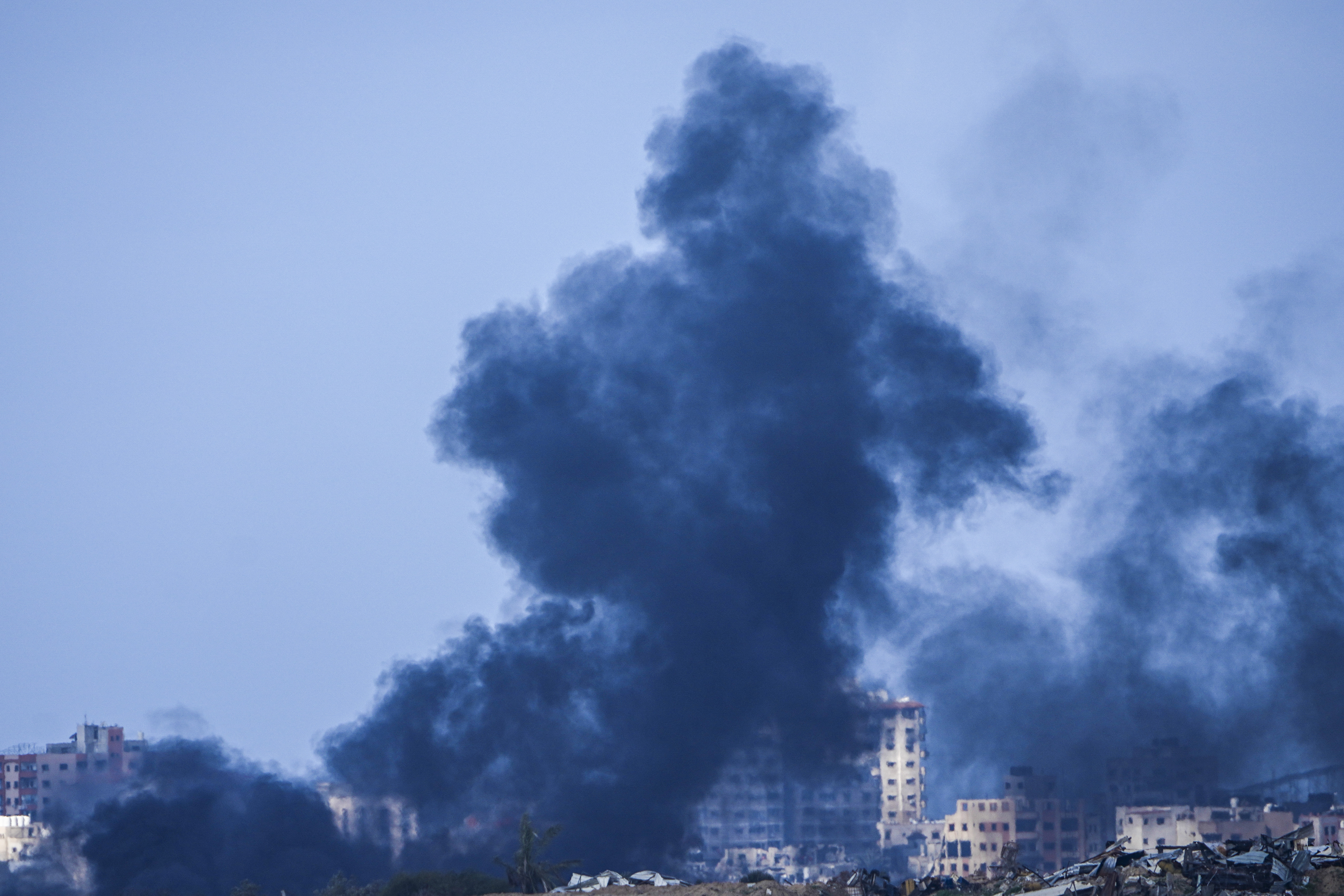 غزہ میں اسرائیلی بمباری۔ (PHOTO: AP)