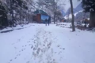 پہلگام سمیت اننت ناگ کے مختلف پہاڑی علاقوں میں تازہ برفباری