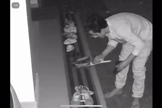 Sandel Theft in Thamarassery  thief is finally caught on CCTV  താമരശേരിയിൽ ചെരുപ്പ് മോഷണം  കള്ളന്‍റെ സിസിടിവി ദൃശ്യം