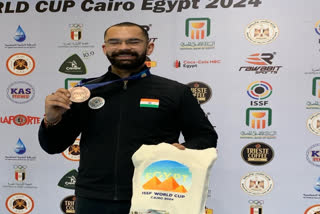 Akhil Sheoran won the bronze medal in the rifle 3-position event as India achieved top spot on the podium in the shooting World Cup at Cairo in Egypt on Wednesday. Akhil shot the second-best qualification score of 589 before placing behind Jiri Privratsky and Romain Aufrere. He beat qualification topper Oleh Tsarkov (590) of Ukraine for the bronze.