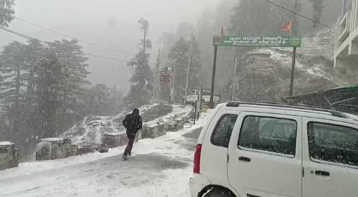 Season first snowfall begins in Chakrata