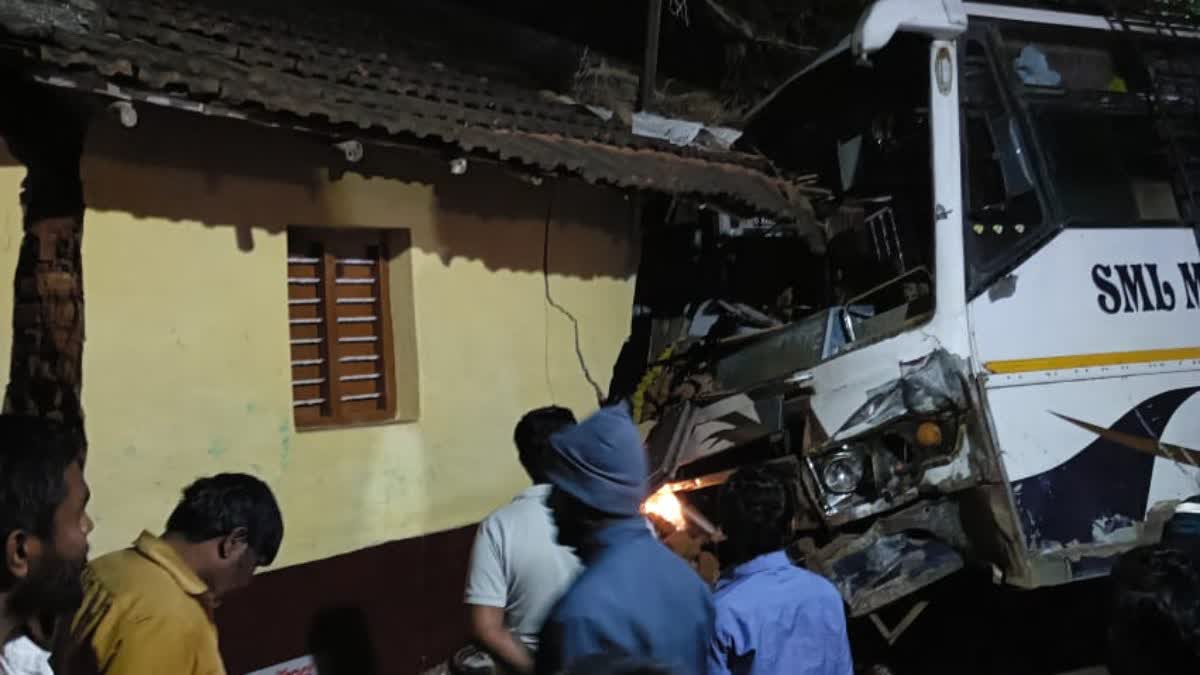 ಬೈಕ್​ಗೆ ಡಿಕ್ಕಿ ಹೊಡೆದು ಮನೆಗೆ ನುಗ್ಗಿದ ಬಸ್, Accident