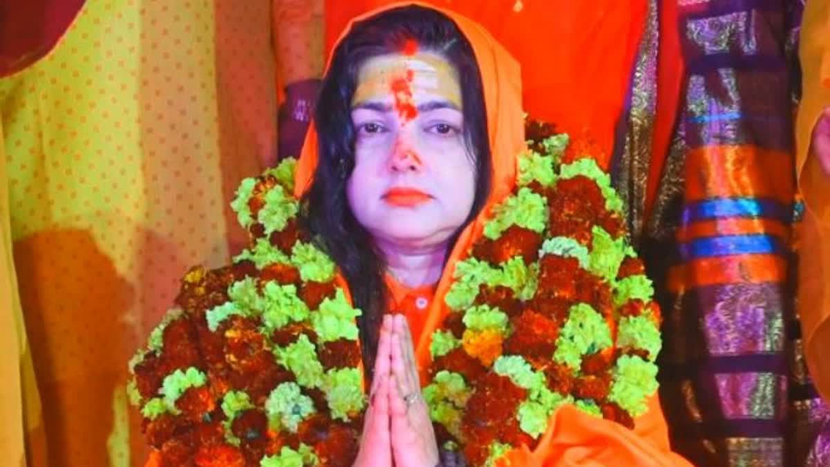 kinnar akhara expells mamta kulkarni laxminarayan tripathi removes actor from the post of mahamandaleshwar