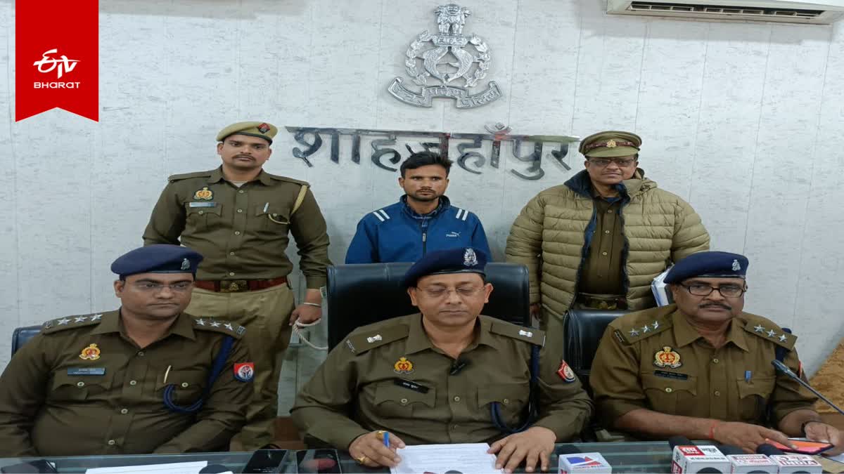 पुलिस की गिरफ्त में छात्रा से रेप और हत्या का आरोपी.