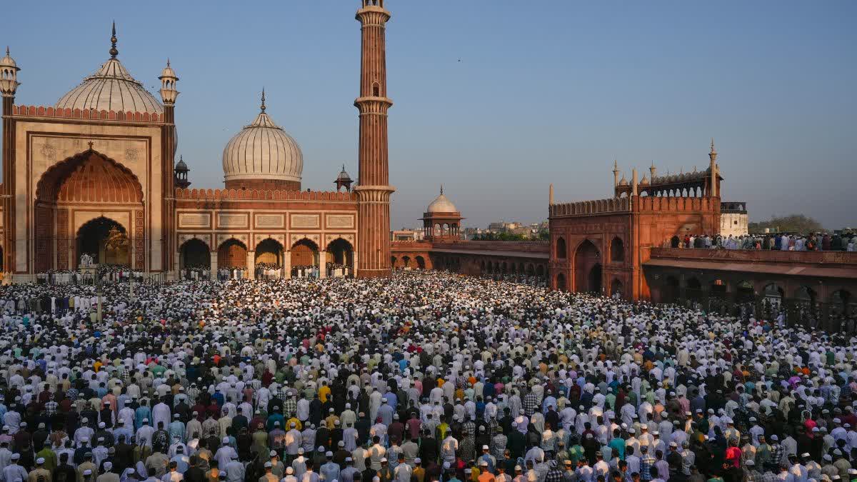 तस्वीरों में देखें, पूरे देश में यूं मनाई जा रही ईद, दिया जा रहा भाईचारे का संदेश Happy Ramadan Wishes 2025
