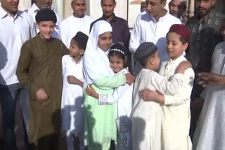 दिल्ली की फतेहपुरी मस्जिद पर ईद का जश्न मनाते बच्चे