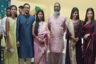 hemant-soren-reached-his-maternal-uncle-house-with-kalpana-soren