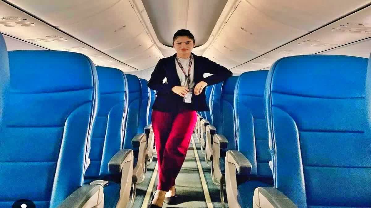 സ്വർണ കടത്ത്  എയർഹോസ്‌റ്റസ് പിടിയിൽ  AIR HOSTESS SMUGGLED GOLD  കണ്ണൂർ എയർപോർട്ടിൽ സ്വർണകടത്ത്