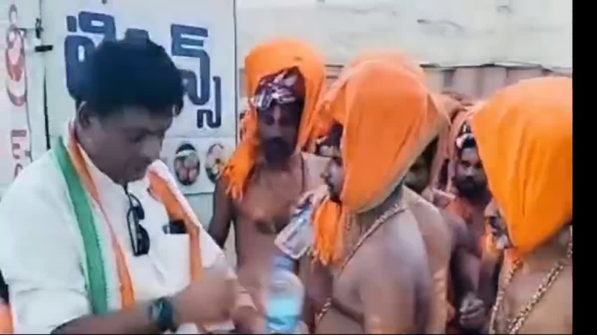 Muslim Brothers Serve Water Packets To Devotees