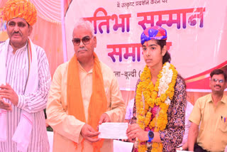 Topper student Nidhi Jain honoured