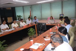 भीषण गर्मी के मद्देनज़र मेयर ने की अधिकारियों के साथ समीक्षा बैठक