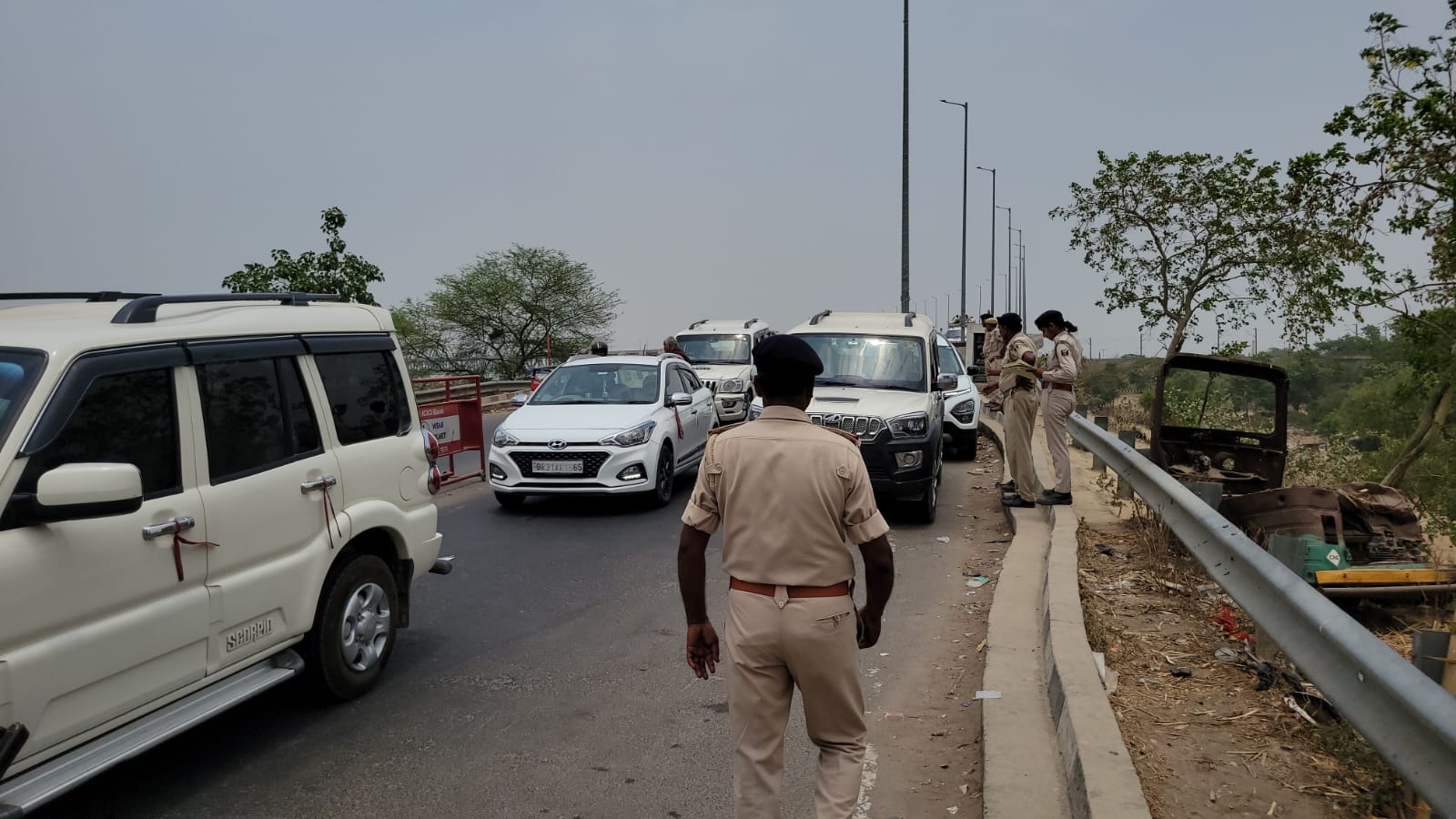 गाडियों की चेकिंग करती पुलिस.