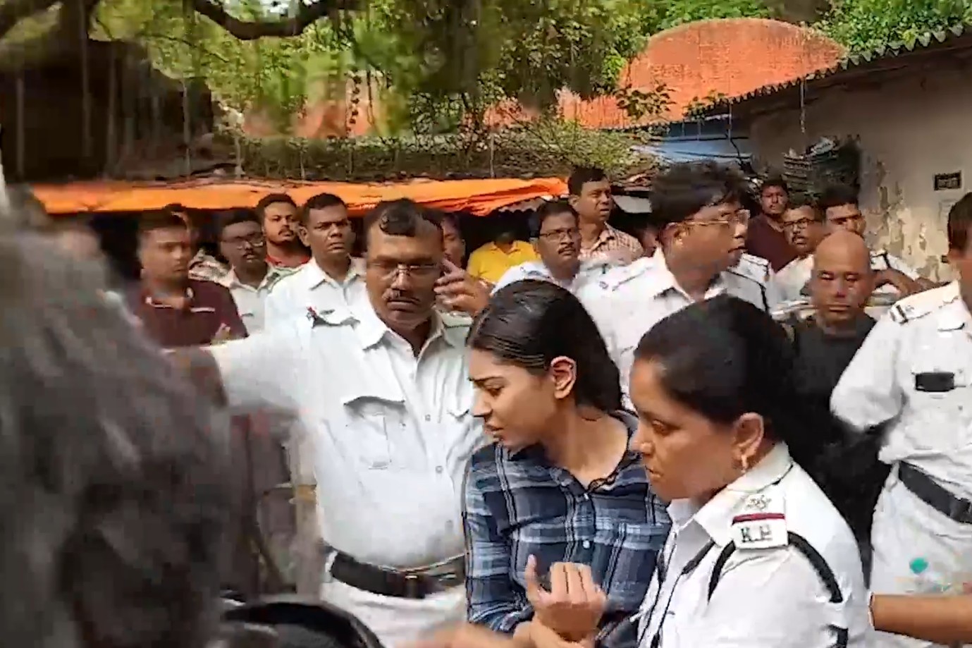 शर्मिष्ठा पनोली को 13 जून तक न्यायिक हिरासत में भेजा गया, चिल्लाते हुए बोली  - ये लोकतंत्र नहीं है