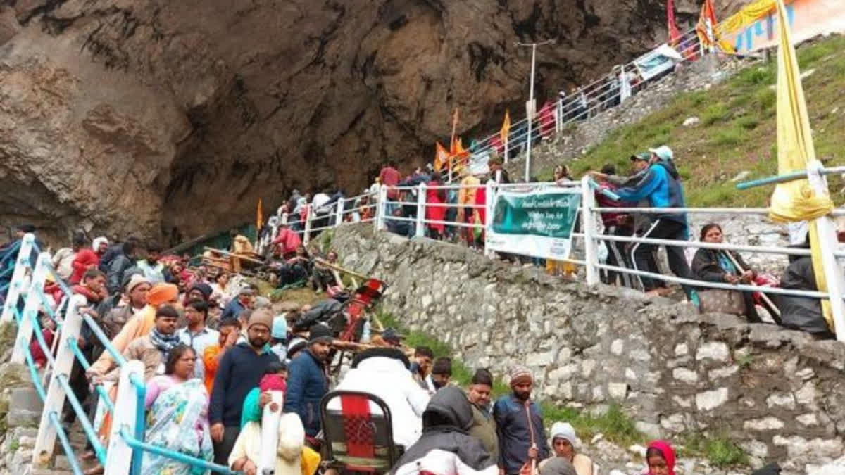 Around 7K perform had darshan at Amarnath cave shrine on 30th day