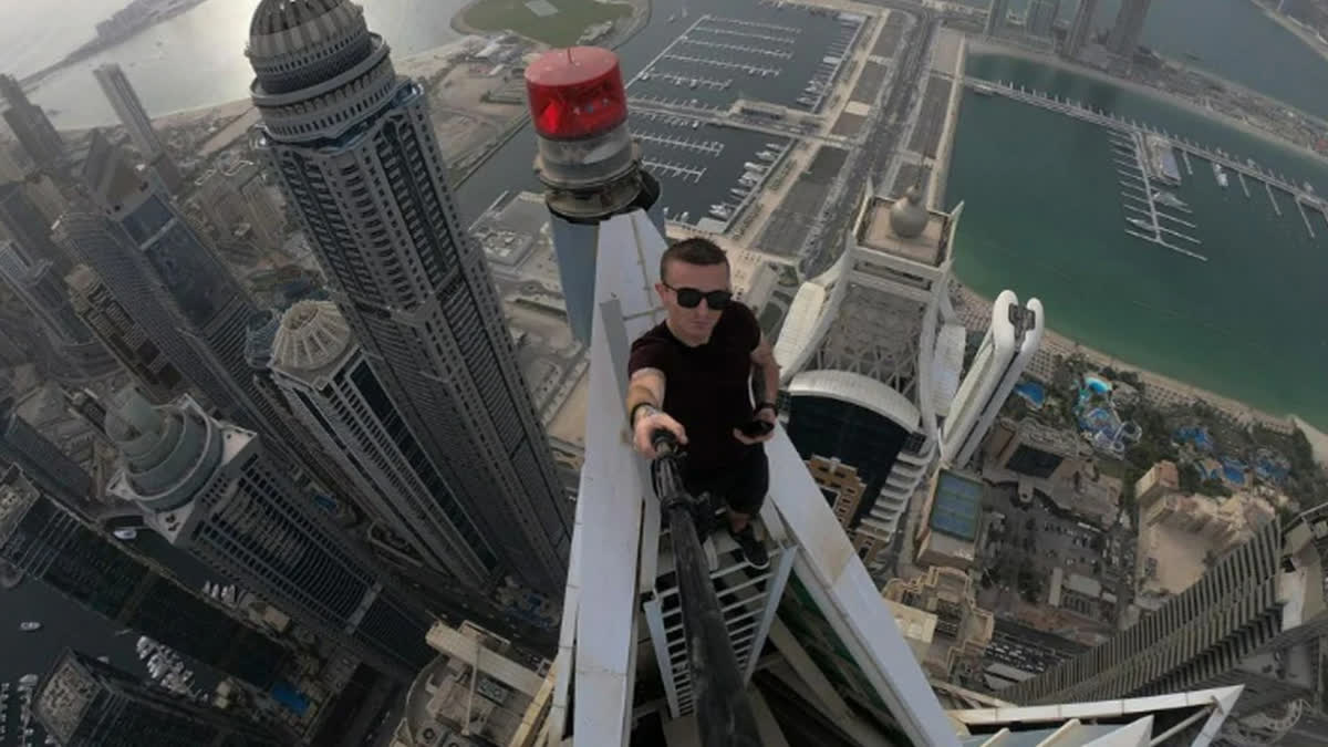 French daredevil who climbed towers around world believed to have fallen to his death in Hong Kong