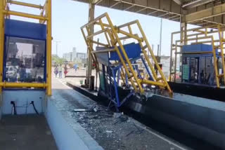 Staff killed As Truck Rams Toll Plaza CCTV video in Madurai  Toll Plaza Accident  Madurai Toll Plaza Accident  Toll Plaza CCTV video in Madurai  Toll Plaza Accident CCTV video  Madurai Toll Plaza Accident CCTV video  Madurai  മധുരൈ  മധുരൈ അപകടം  ടോള്‍പ്ലാസ അപകടം  മധുരൈ ടോള്‍പ്ലാസ അപകടം